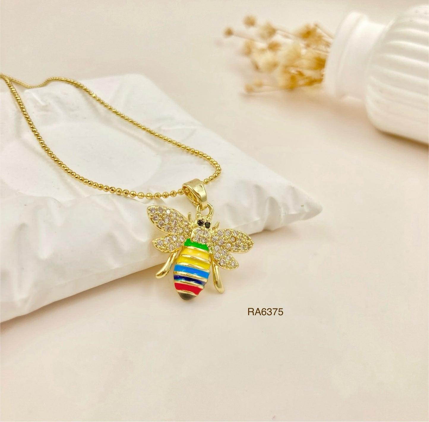 RA6375 - DIJE AVEJA COLORES CON CADENA RODIO