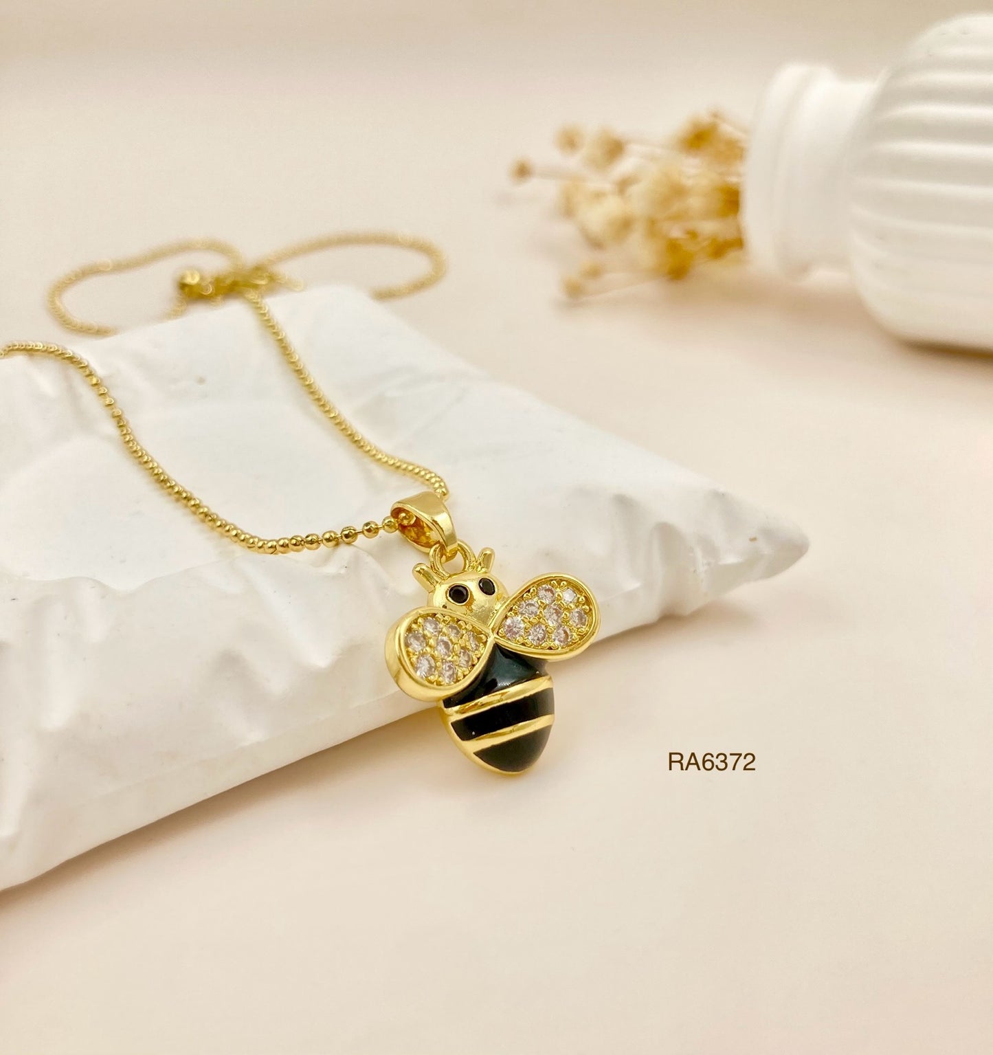 RA6372 - DIJE AVEJA CON CADENA RODIO