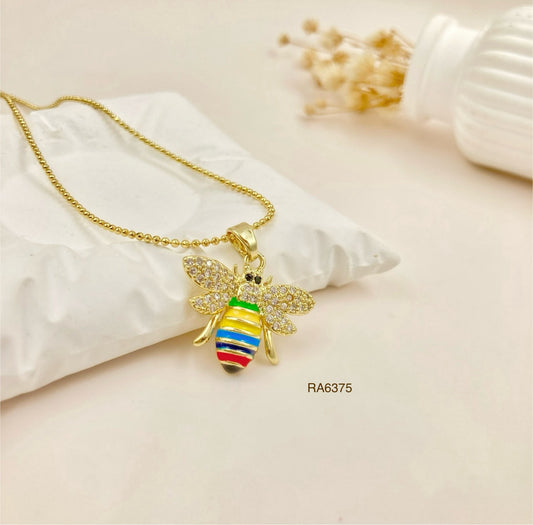 RA6375 - DIJE AVEJA COLORES CON CADENA RODIO